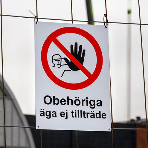 Förbudsskylt på byggarbetsplats, obehöriga äga ej tillträde
