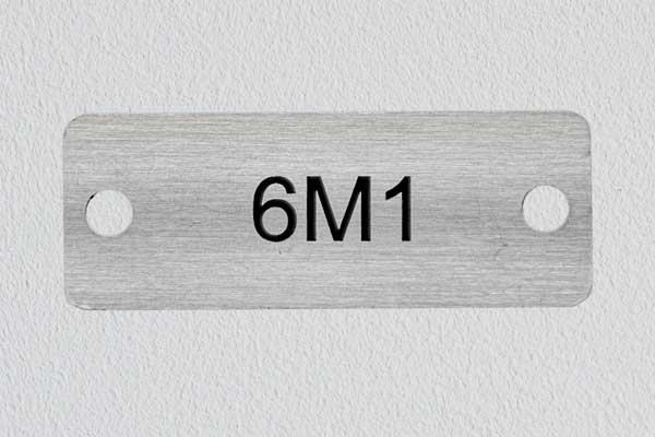 Märkskylt i graverad metall