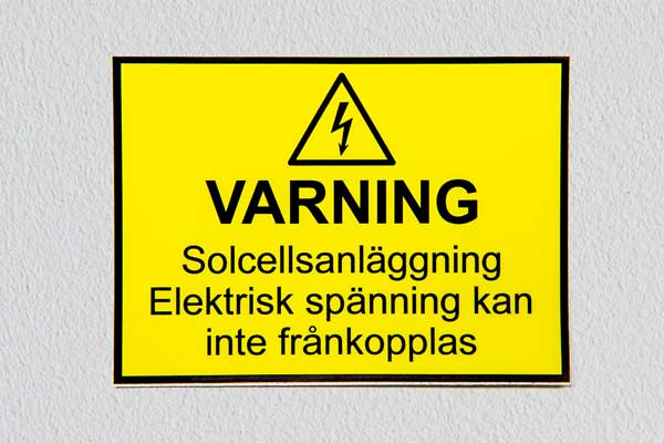 Klistermärke, varning solcellsanläggning