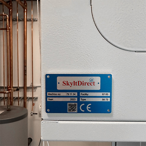 Infärgad aluminiumskylt på skåp