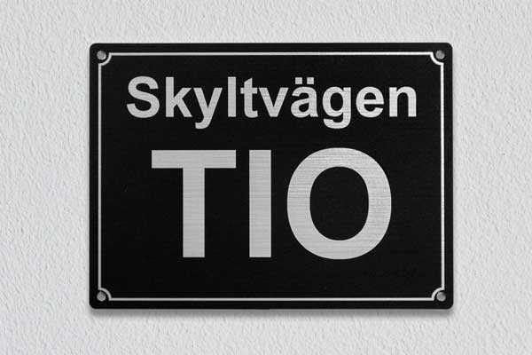 Plåtskylt med husnummer