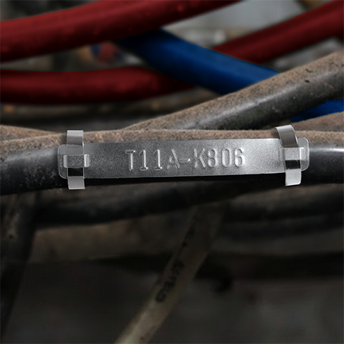Kabelmärke i präglad metall på kabel
