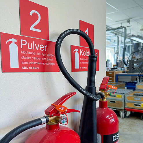 Brandsläckare och skyltar i printade plast